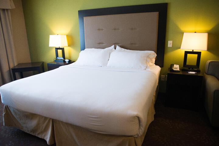 1 King Bed Standard Comm Accessible (4 of 14)