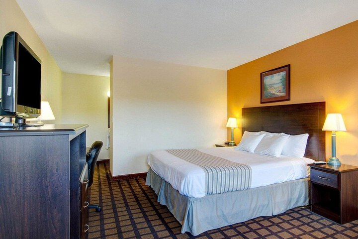 1 King Bed (2 of 7)