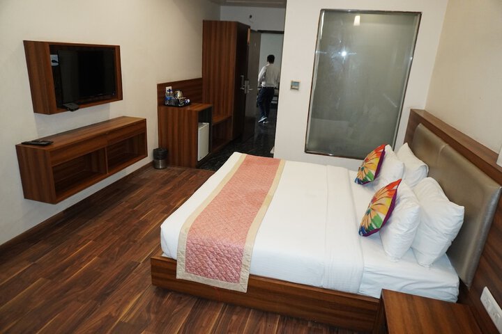 Room 5 of 77