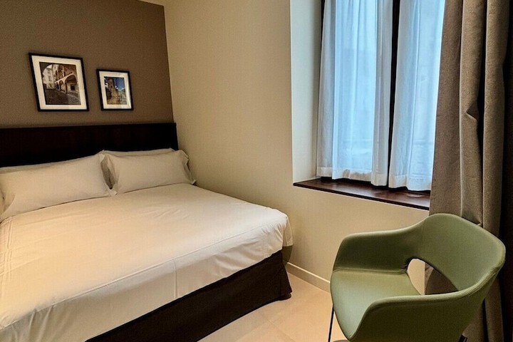 Room 14 of 106