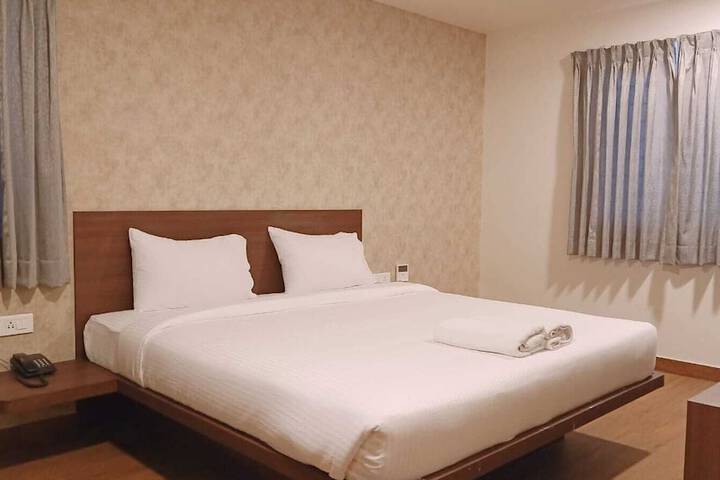 Room 8 of 33