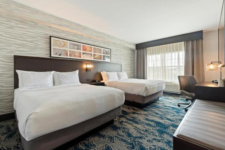 2 Queen Beds (7 of 12)