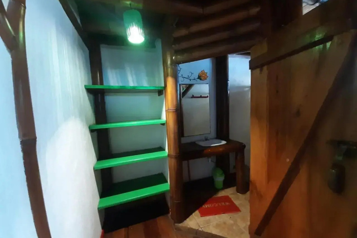 Room 2 of 10
