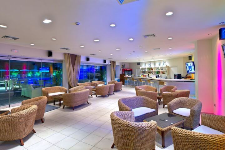 Lounge 70 of 90