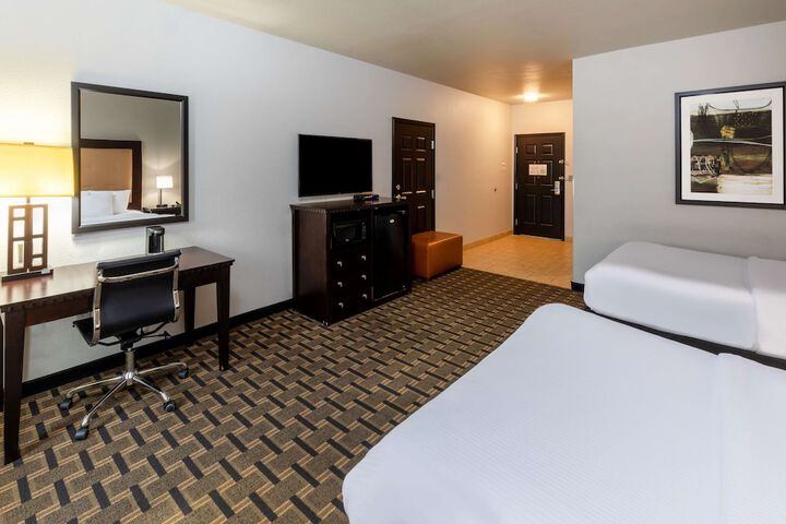 2 Queen Beds Accessible (11 of 12)