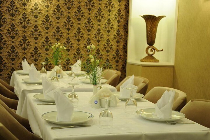 Dining 30 of 52