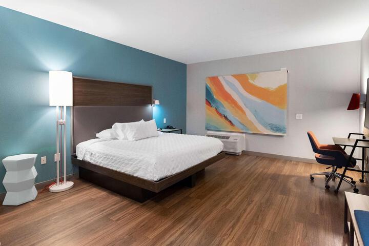 1 King Bed (2 of 13)