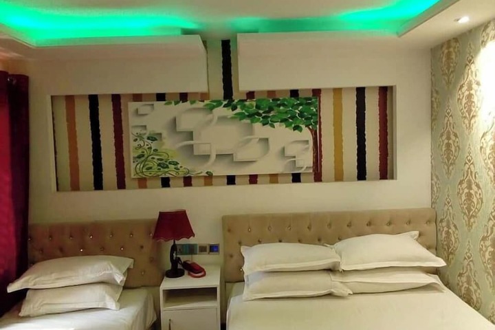 Room 11 of 40