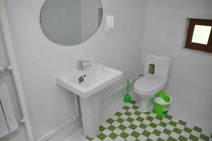 Room 6 of 13