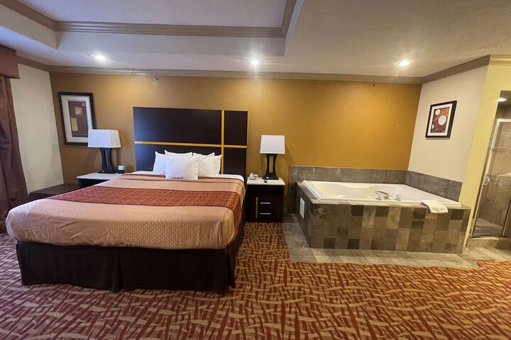 1 King Bed Jetted Tub WiFi, Microwave and Refrigerator Full Breakfast (2 of 13)