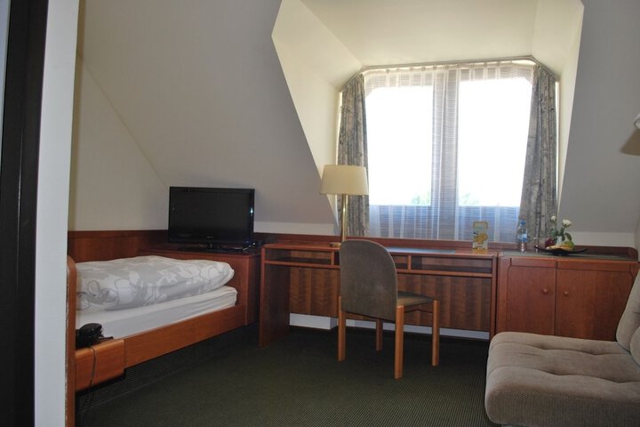 Room 10 of 33