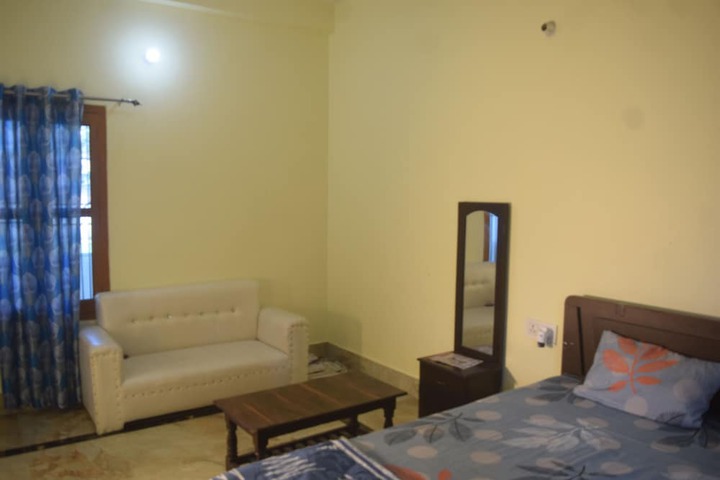 Room 4 of 8