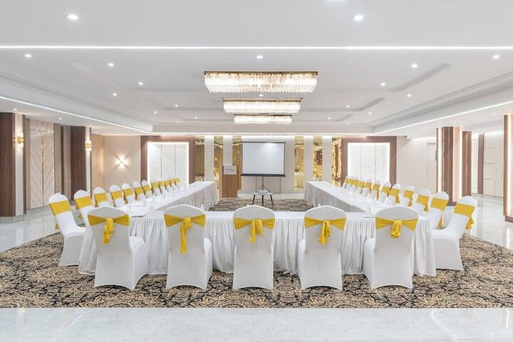 Ballroom/Hall 21 of 24