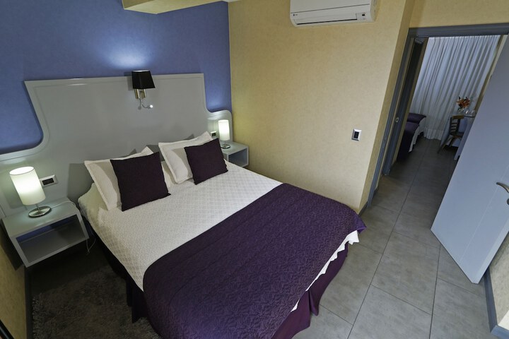 Room 8 of 18