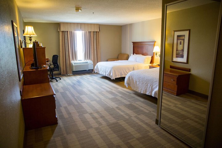 2 Queen Beds (6 of 7)