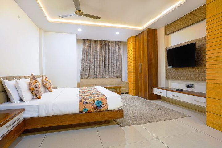 Room 11 of 32