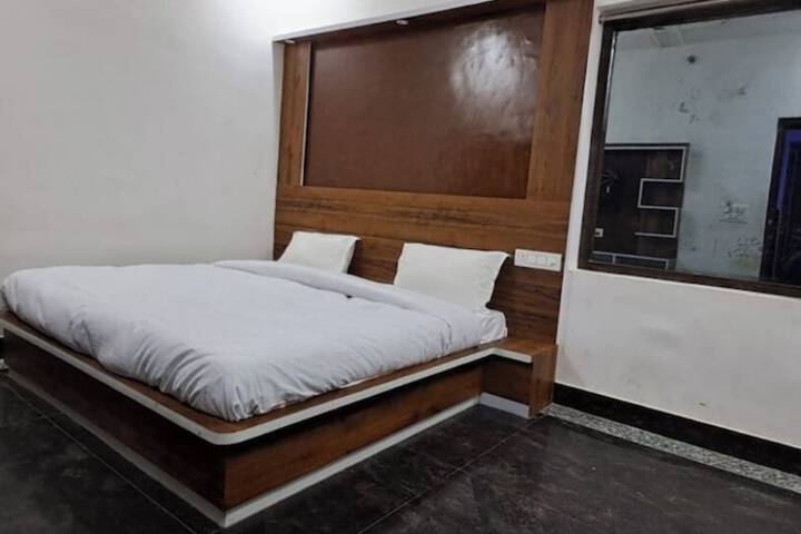 Room 5 of 16