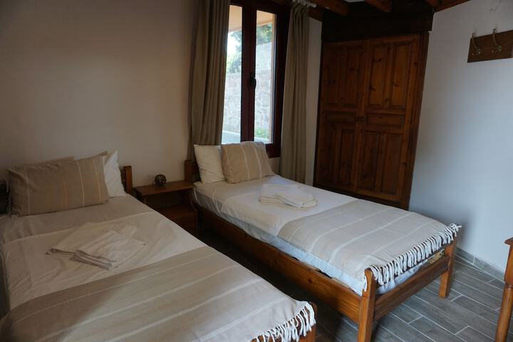 Room 25 of 102