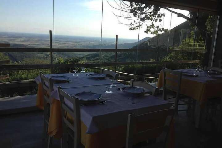Dining 18 of 19