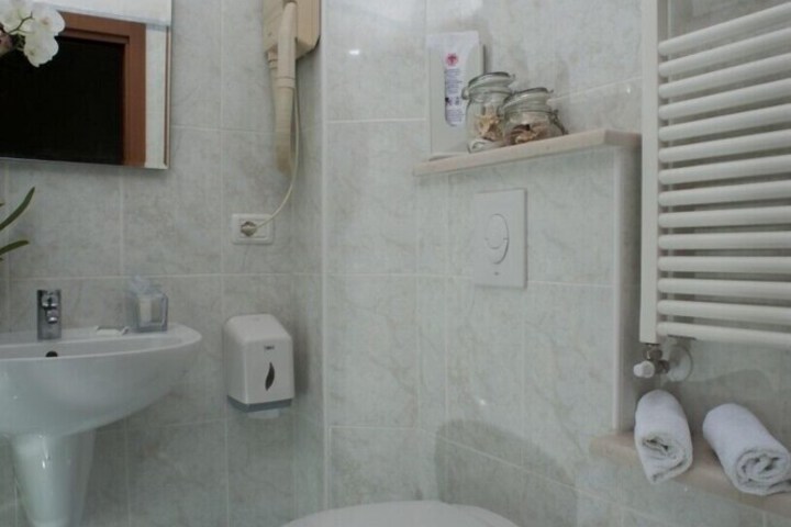Room 12 of 32
