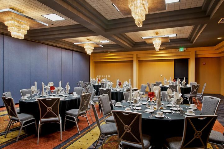 Ballroom/Hall 13 of 18