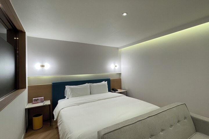 Room 17 of 60