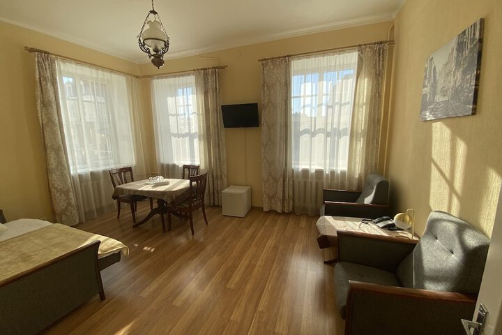 Room 119 of 272