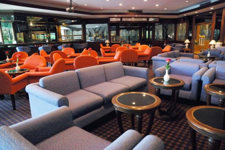Lounge 34 of 73