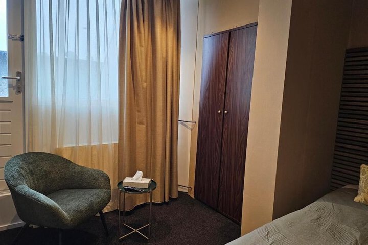 Room 6 of 42