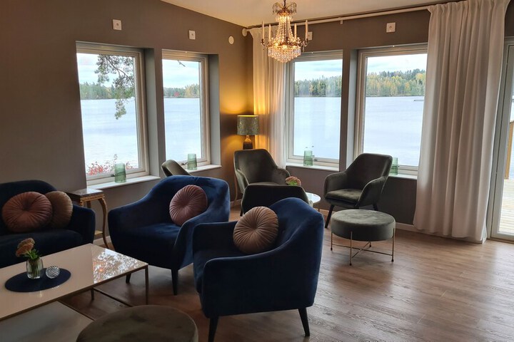 Lounge 58 of 66