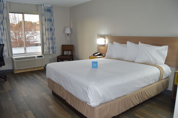 1 King Bed (4 of 5)