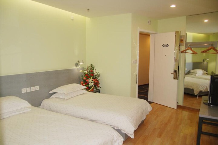 Room 13 of 25