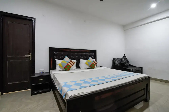 OYO HOME 18463 MODERN STAY