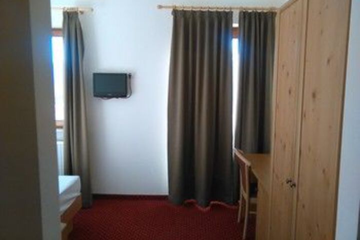 Room 16 of 30