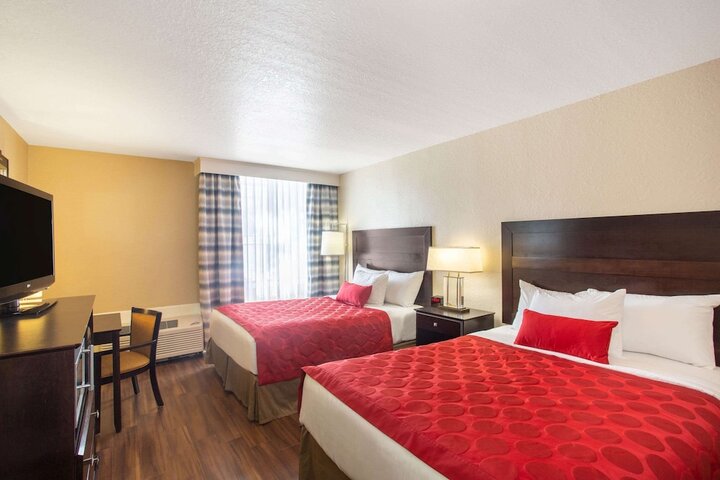 2 Queen Beds (8 of 15)