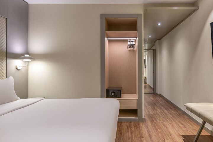 Room 3 of 49