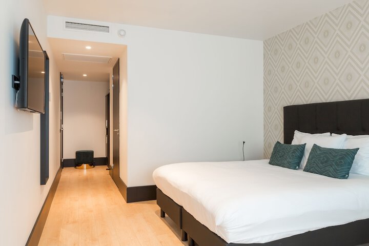 Room 44 of 98