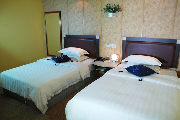 Room 8 of 12