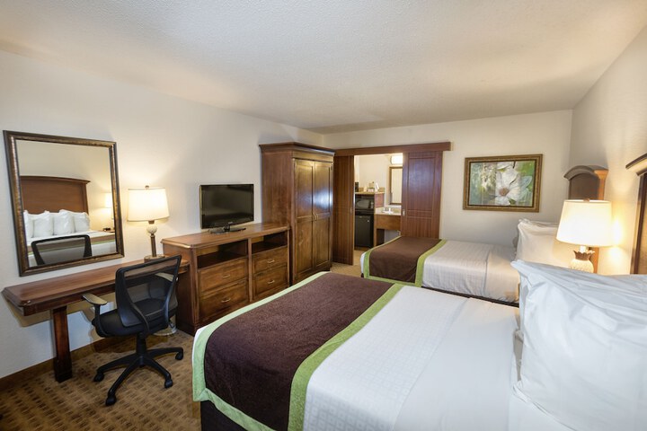 Deluxe Double Room with 2 Double Beds (2 of 21)