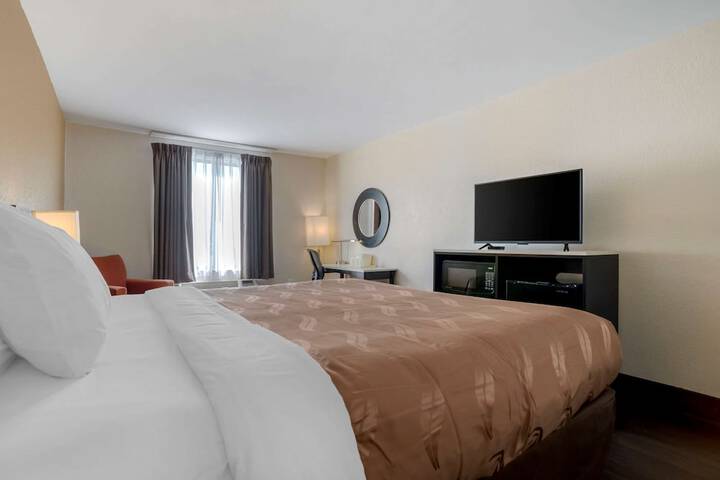 1 King Bed (5 of 18)