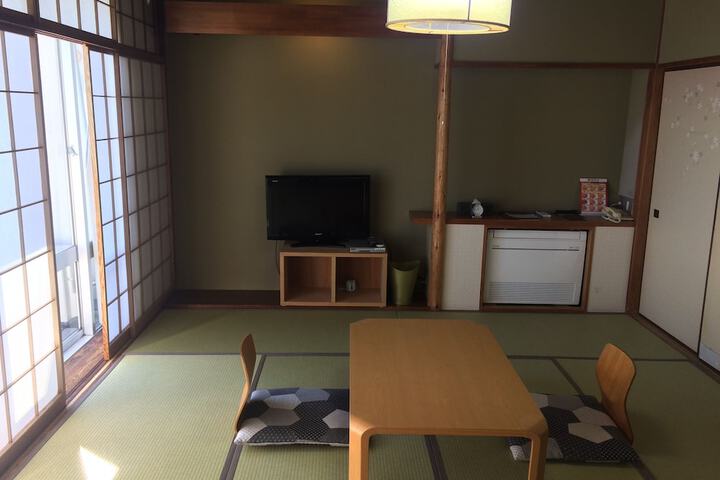 Room 8 of 50
