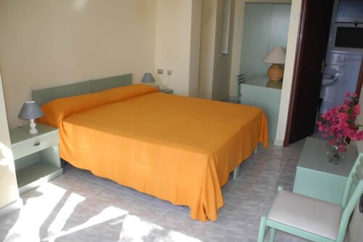 Room 2 of 40