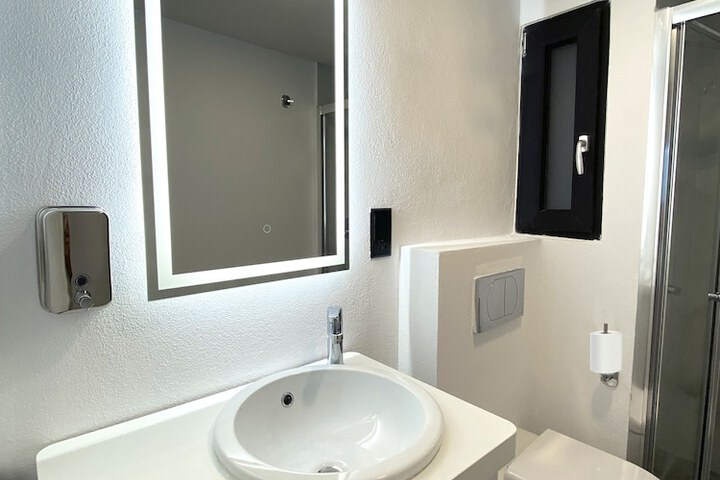 Room 27 of 34