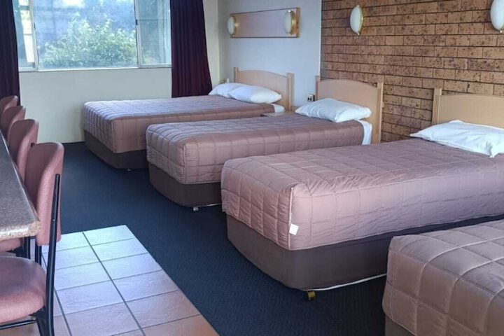 Room 10 of 28