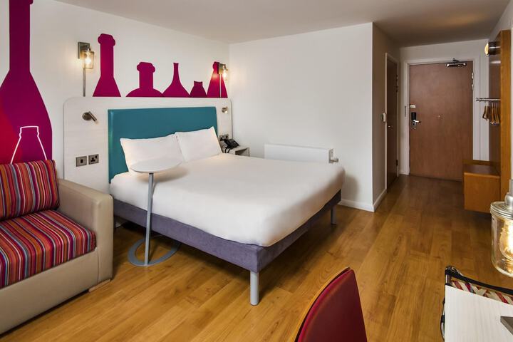 Room 30 of 82