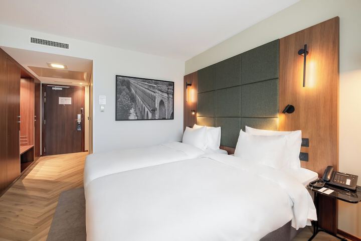 Room 4 of 62