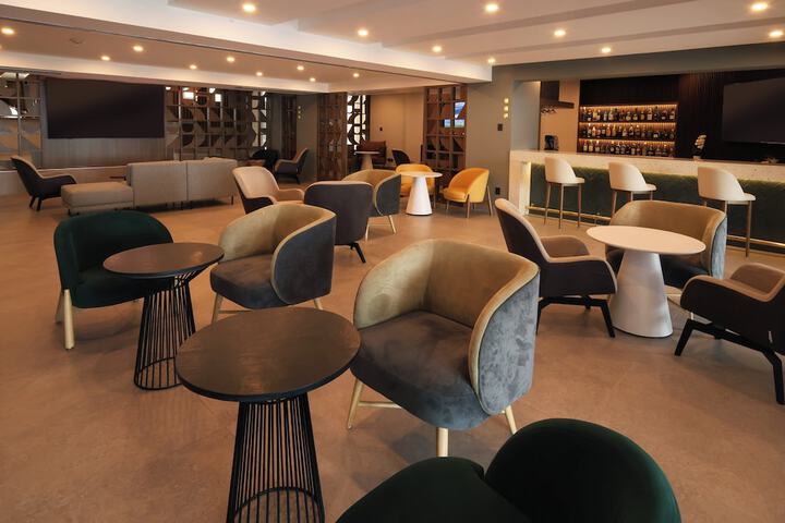 Lounge 63 of 87