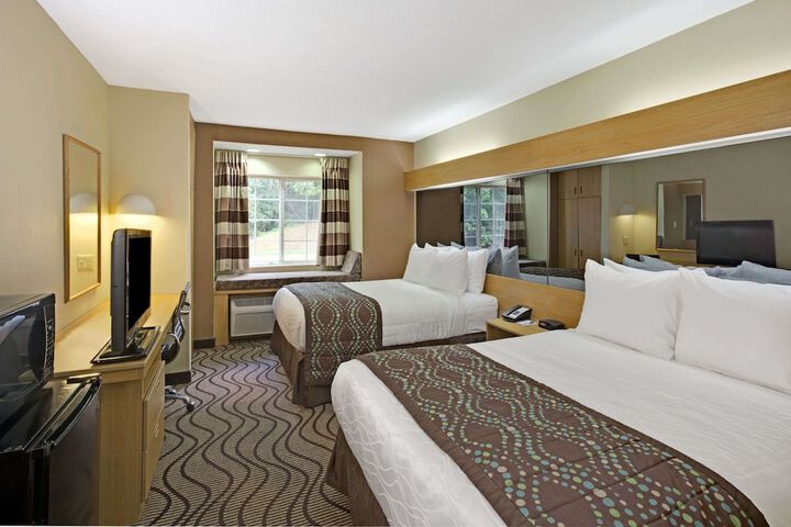 1 Queen Bed (7 of 17)