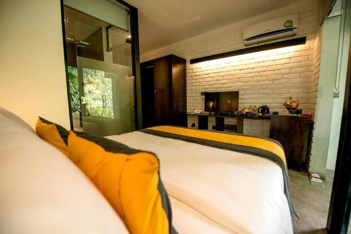 Room 6 of 33