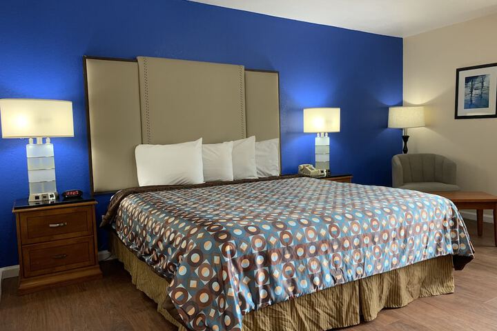 1 King Bed (1 of 17)